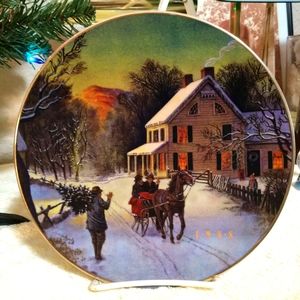 Avon 1988 Christmas Plate Home For The Holidays Porcelain trimmed 22K Gold 8"